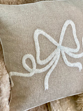 Charger l&#39;image dans la galerie, Coussin avec noeud brodé 45x45cm ( déhoussable, intérieur compris)
