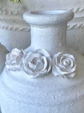 Charger l'image dans la galerie, Vase céramique blanc incrustation de roses H30xL20cm
