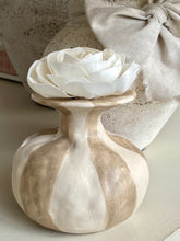 Charger l'image dans la galerie, Vase céramique ligné beige/ecru PM H15xL17cm
