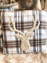 Charger l'image dans la galerie, Coussin tête cerf beige 45x45cm
