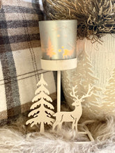 Charger l'image dans la galerie, Bougeoir métal/verre cerf +sapin H18xL10cm
