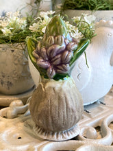 Charger l'image dans la galerie, Bulbe fleur céramique parme H9xL5cm
