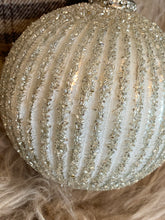 Charger l'image dans la galerie, Boule noël ronde avec strass 15cm
