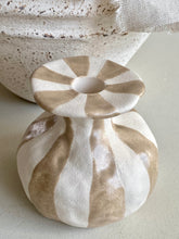 Charger l'image dans la galerie, Bougeoir céramique ligné beige/ecru PM H11xL12cm
