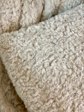 Charger l&#39;image dans la galerie, Coussin Teddy beige 50x50cm ( déhoussable, intérieur compris)
