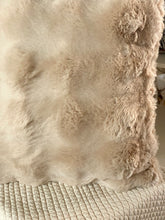 Charger l'image dans la galerie, Coussin en fausse fourrure beige déhoussable 50x50cm
