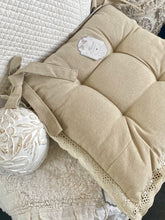 Charger l'image dans la galerie, Galette de chaise beige avec nouettes 40x40cm ( coton et polyester)
