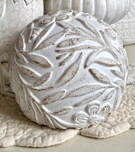 Charger l'image dans la galerie, Boule deco résine blanc patiné 16cm
