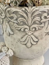 Charger l&#39;image dans la galerie, Pot ciment renaissance PM H11xL11cm ( sans la garniture)
