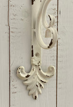 Charger l&#39;image dans la galerie, Crochet métallique mural blanc antique H41xL8xP17cm
