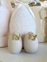 Charger l'image dans la galerie, Oeuf résine beige avec papillon doré H8xL5cm
