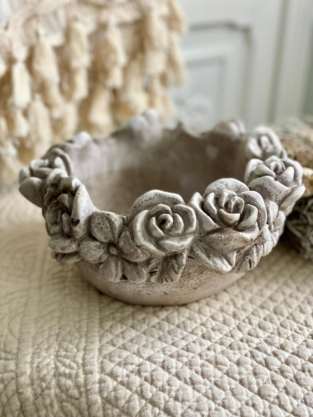 Pot ciment avec fleurs H12xL20cm (expédition uniquement Belgique)