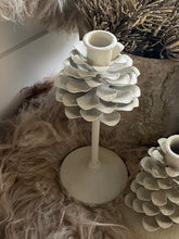 Charger l'image dans la galerie, Bougeoir pomme de pin métal beige H22xL10cm
