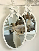 Charger l'image dans la galerie, Miroir ovale noeud métal blanc PM H42xL22cm
