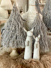Charger l'image dans la galerie, Cone en bois blanchi sur support bois PM H54xL25cm
