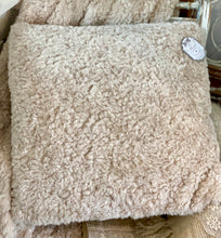 Charger l&#39;image dans la galerie, Coussin Teddy beige 50x50cm ( déhoussable, intérieur compris)

