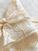 Charger l'image dans la galerie, Couvre lit matelassé avec dentelle anglaise blanc cassé 260x260cm
