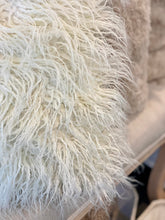 Charger l'image dans la galerie, Coussin poilu blanc cassé 45x45cm
