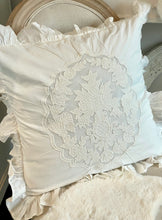 Charger l'image dans la galerie, Coussin a volant brodé blanc cassé 45x45cm
