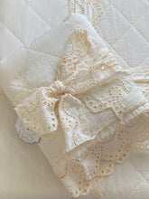 Charger l'image dans la galerie, Set de 2 taies oreillers 50x80cm blanc cassé avec volant dentelle anglaise
