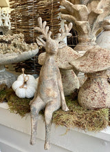 Charger l'image dans la galerie, Cerf assis en résine brun vieilli PM H32xL11cm
