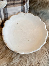 Charger l'image dans la galerie, Plateau rond sur pied bois patiné blanc H12xL25cm
