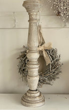 Charger l'image dans la galerie, Haut chandelier en bois blanchi H55xL10cm
