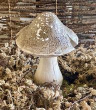 Charger l'image dans la galerie, Duo de champignons en résine H17xL11cm
