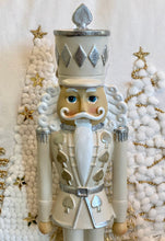 Charger l'image dans la galerie, Casse noisette crème /argenté H17xL4cm
