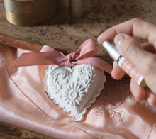 Charger l'image dans la galerie, Concentré de parfum d’ambiance Les Intemporelles 4ml - Bois de Cachemire
