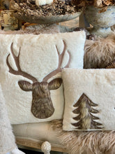 Charger l'image dans la galerie, Coussin fourrure déhoussable décor cerf 45x45cm
