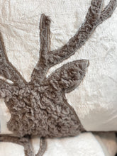 Charger l&#39;image dans la galerie, Coussin tête de cerf fourrure/teddy blanc/ marron 45x45cm ( déhoussable, intérieur compris)
