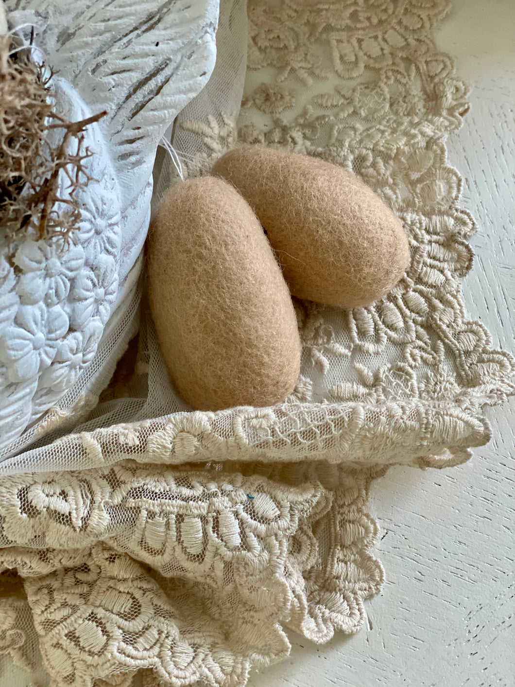 Oeuf en feutrine brune H7xL4cm