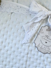 Charger l&#39;image dans la galerie, Couvre lit blanc avec volants dentelle anglaise 260x260cm
