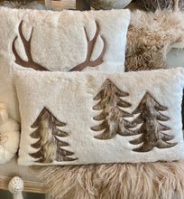 Charger l'image dans la galerie, Coussin fourrure déhoussable décor sapins 30x50cm
