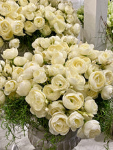 Charger l'image dans la galerie, Bouquet renoncules blanc cassé H 25cm
