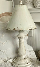 Charger l'image dans la galerie, Lampe métallique antique crème H55xL26cm
