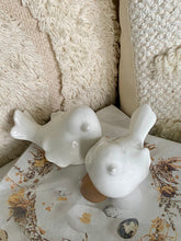 Charger l'image dans la galerie, Couple d’oiseaux en céramique blanche H7xL9cm
