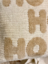 Charger l&#39;image dans la galerie, Coussin bouclette crème /beige HO HO HO 45x45cm
