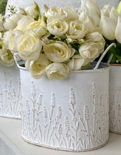 Charger l'image dans la galerie, Cache pot métallique blanc patiné PM H13xL16cm ( fleurs non comprises)
