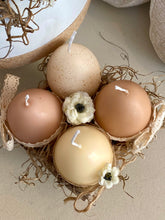 Charger l'image dans la galerie, 4 bougies garnies dans boîte à oeuf carton
