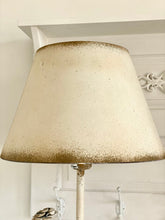 Charger l'image dans la galerie, Lampe sur pied métallique décors fleurs H79xL33cm
