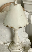 Charger l'image dans la galerie, Lampe métallique antique crème H55xL26cm
