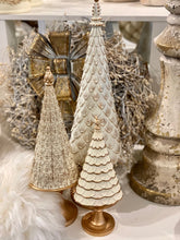 Charger l&#39;image dans la galerie, Sapin de Noël résine antique crème MM H32xL12cm
