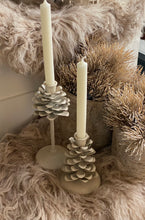 Charger l'image dans la galerie, Bougeoir pomme de pin métal beige H22xL10cm

