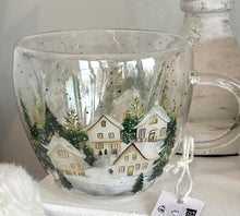 Charger l'image dans la galerie, Tasse en verre décor chalets H9xL14cm
