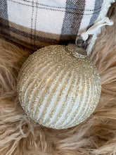 Charger l'image dans la galerie, Boule noël ronde avec strass 15cm
