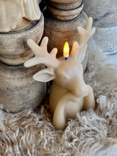Charger l'image dans la galerie, Bougie cerf led beige H17xL13cm
