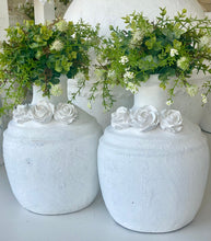 Charger l'image dans la galerie, Vase céramique blanc incrustation de roses H30xL20cm
