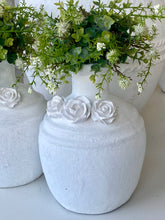 Charger l'image dans la galerie, Vase céramique blanc incrustation de roses H30xL20cm
